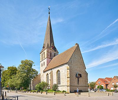 Kirche in Ostbevern bei strahlendem Sonnenschein