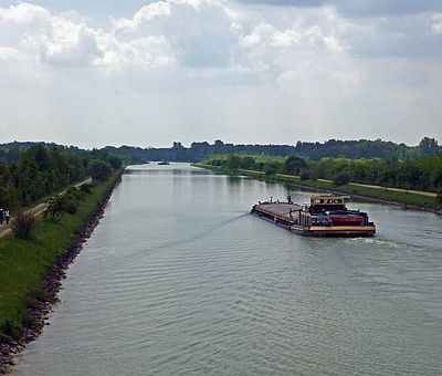 Der Dortmund-Ems-Kanal in Ladbergen mit Schiff