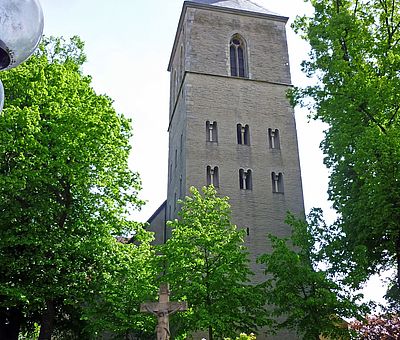 Die Kirche in Greven von Bäumen umringt