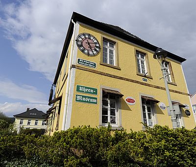 An der Fassade vom Uhrenmuseum in Bad Iburg hängt die größte Taschenuhr der Welt.