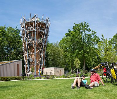 Das Osnabrücker Land ist einfach herrlich zum Radfahren! Touristische Attraktionen, wie zum Beispiel der Baumwipfelpfad in Bad Iburg eignen sich unterwegs hervorragend für eine schöne Pause und ein Picknick. 