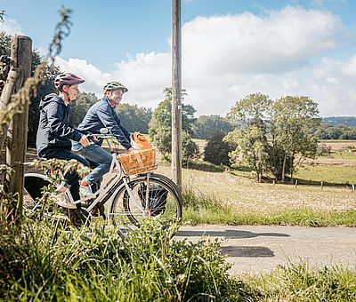 Zwei Radfahrer radeln durch eine schöne Landschaft 